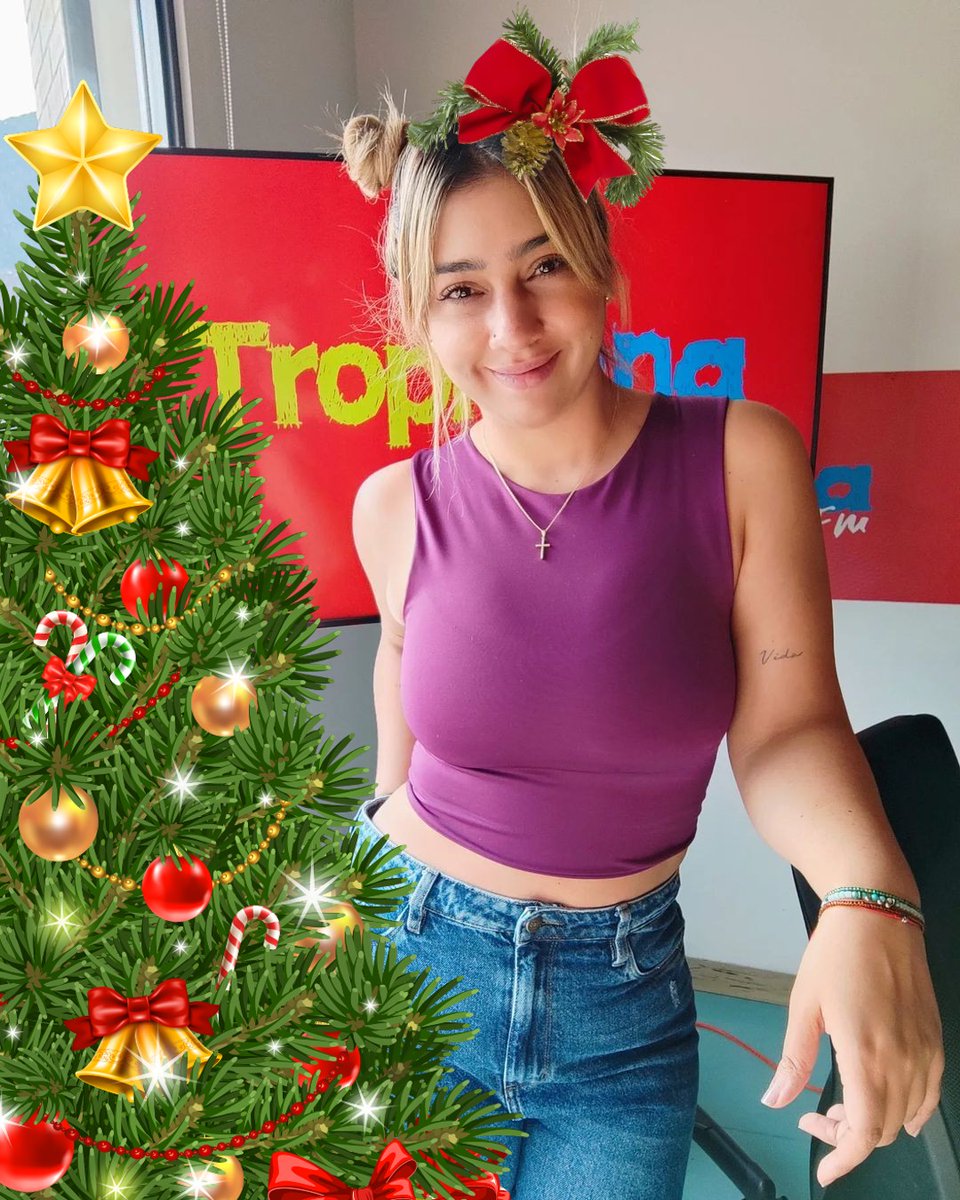 La bella <a href="/luchydjradio/">Lucia Molina</a> esta navideña Como Si Fuera Diciembre. -->: bit.ly/3GMSZf6