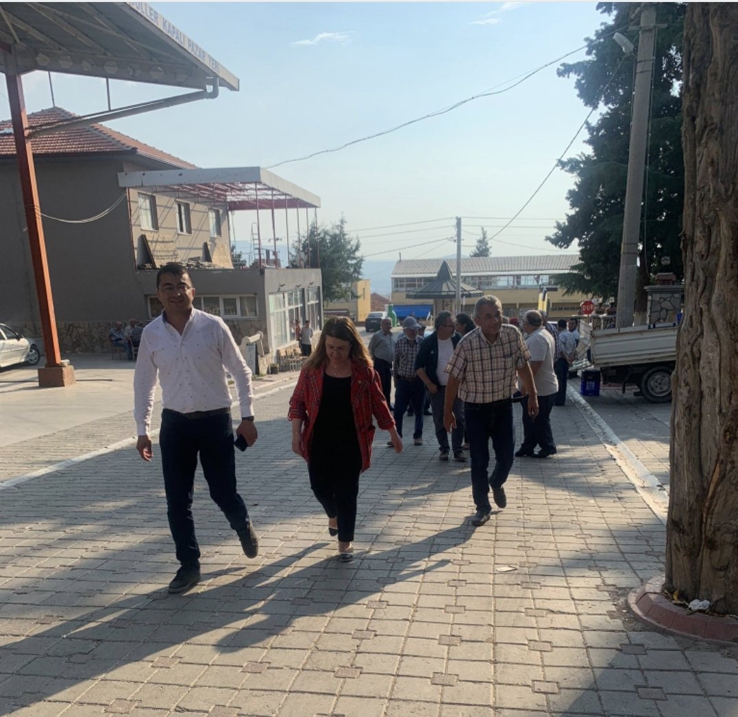 Çal-Süller...

Göç veren, üretim değerleri giderek yok olan Süller mahallemizde İlçe Başkanımız Ömer Dağlı ve yöneticiletimizle ev ziyaretleri yaparak iktidar yolumuzda vatandaşlarımıza #BizeKatılın çağrısı yaptık.