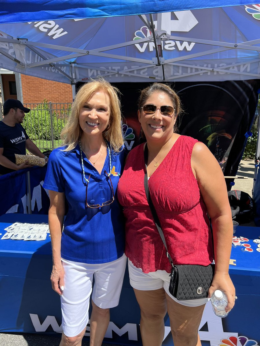 Enjoying a beautiful Saturday at #TomatoFest and got to meet <a href="/WSMVHollyT/">WSMVHollyThompson</a> and <a href="/LisaSpencerWSMV/">Lisa Spencer</a>. So nice. Really cool to meet the people you see on TV everyday. Thank you for indulging me in pictures.