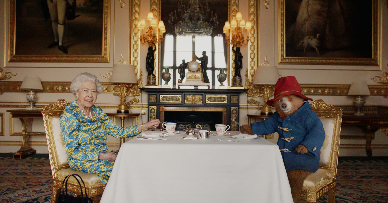 RoyalFamily's tweet photo. 🥪 👜 Ma’amalade sandwich Your Majesty?

Exactly 70 days ago today, The Queen and Paddington Bear got the #PlatinumPartyatthePalace rocking.

#PlatinumJubilee