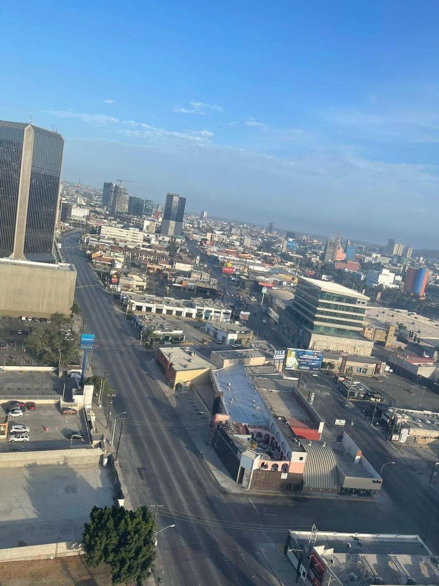 LaylaBA__'s tweet photo. Así amanecimos en Tijuana, todo desolado.
Negocios cerrado, tiendas, oxxos, restaurantes y la gente intentando resguardarse en sus casas.
#toquedequeda https://t.co/PMkjJI08fW