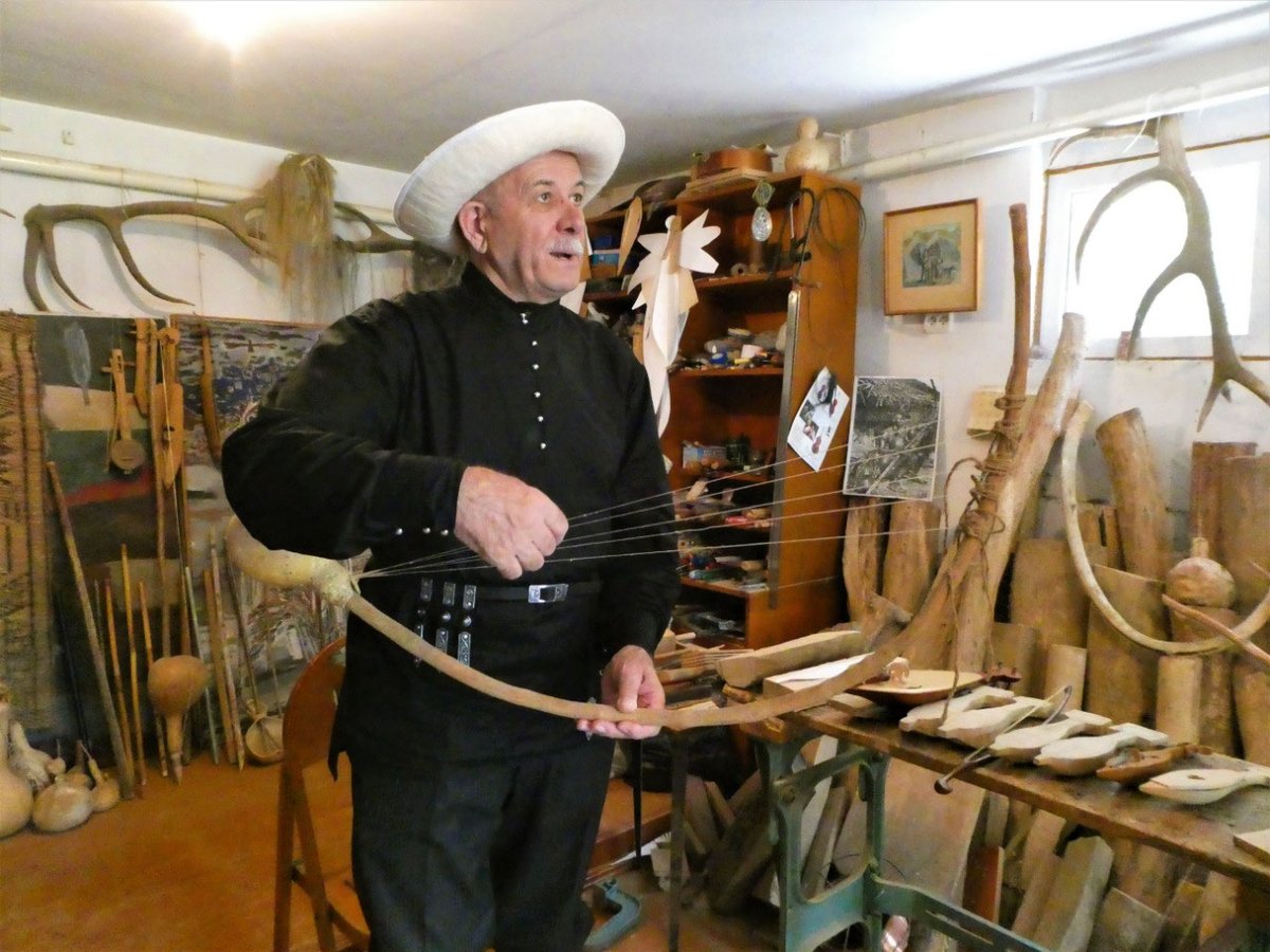 Sausruqo's tweet photo. Zamudin with string instrument and a display of a #CircassianHarp.
#AbkhazInstruments 🎼
#AbazaInstruments 🎼
#CircassianInstruments 🎼
#OssetianInstruments 🎼
#VaynakhInstruments 🎼
#CircassianFolkInstruments 🎼
#NorthCaucasianInstruments🎼
https://t.co/xgdgXc7h2L https://t.co/jKf0d8TWrT