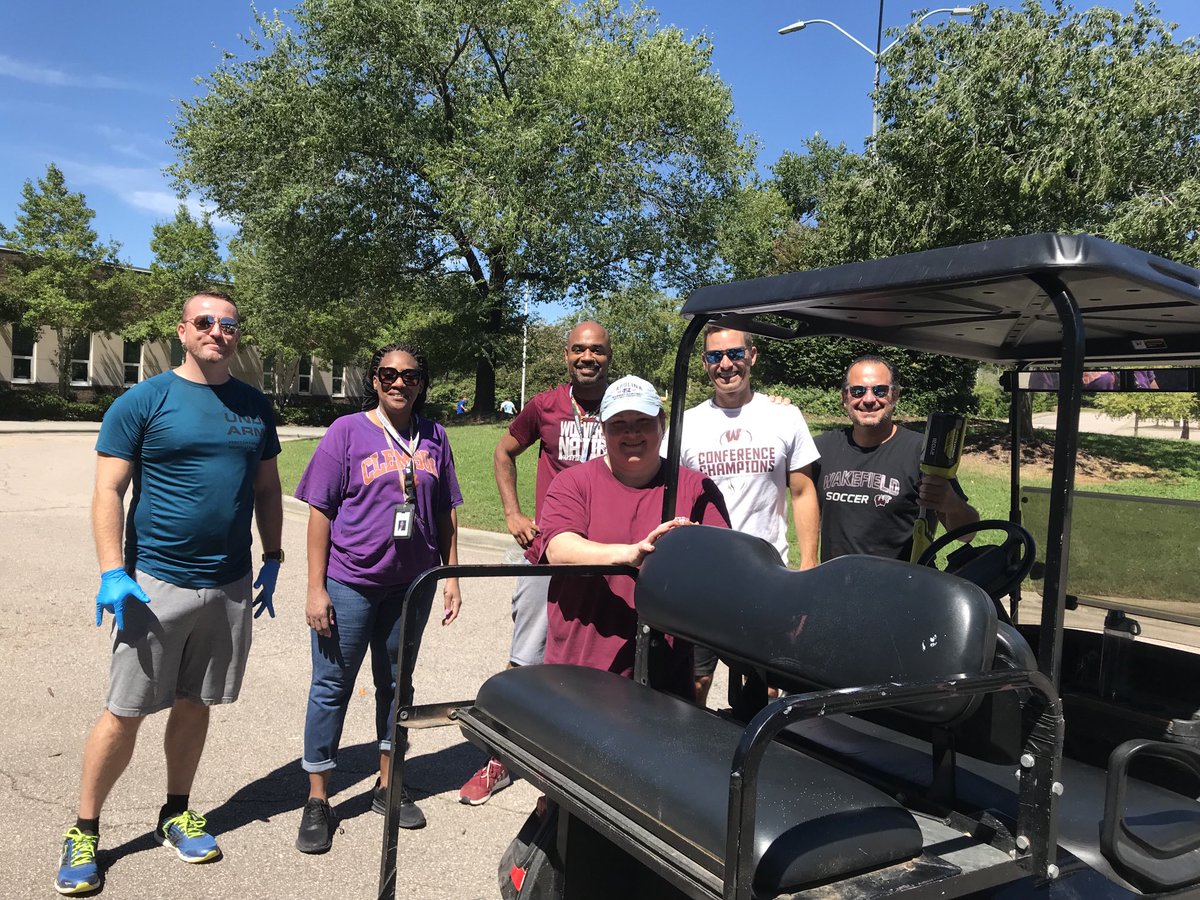 Roxie4Wake's tweet photo. Wakefield High School Clean-Up looked to be a success.  School leaders, school staff, students, and parents spent all morning from 8 am to 1 pm on their campus. https://t.co/mOW2ooa1Mh