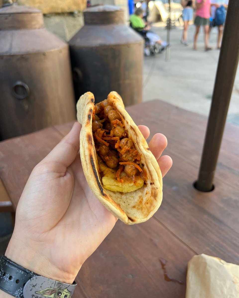 TylorStarrWars's tweet photo. ☀️☀️☀️TRIPLE SUNS BREAKFAST WRAP☀️☀️☀️
Found as the three suns of #Batuu rise, this #plantbased option at #RontoRoasters features a #vegan egg, smoky chickpea-onion slaw, & roasted tomato sauce wrapped in pita bread.
A must eat for vegan #StarWars fans visiting #galaxysedge! https://t.co/eQ6XczUbMN