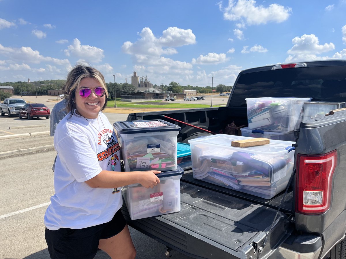 Move in day at ⁦⁦<a href="/aledo_ms/">Aledo Middle School</a>!  Teachers are pumped about getting into their classrooms and getting everything set up for the first day of school. It’s going to be a great school year. ⁩   #growinggreatness