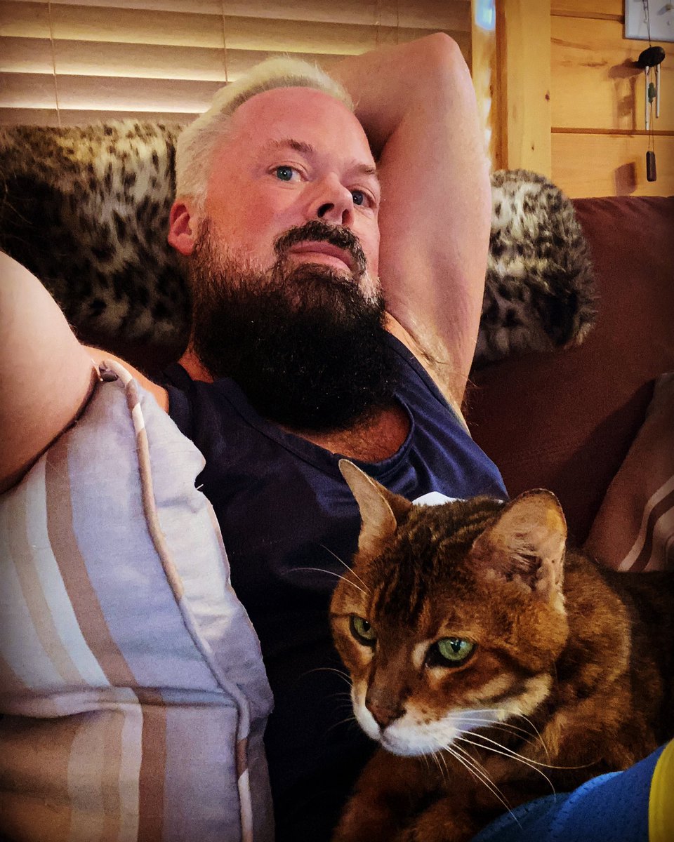 SFortuneH's tweet photo. Happy #caturday & #sidebeardsaturday
This #bengal 🐈 won’t leave this #bearded #hairy #scruffy #bears side!
The #unconditionallove of a #pet reminds us that #youareenough & #youareworthy
Only associate with those that contribute to those beliefs.
#cats #sidebeard https://t.co/wAinFQje06