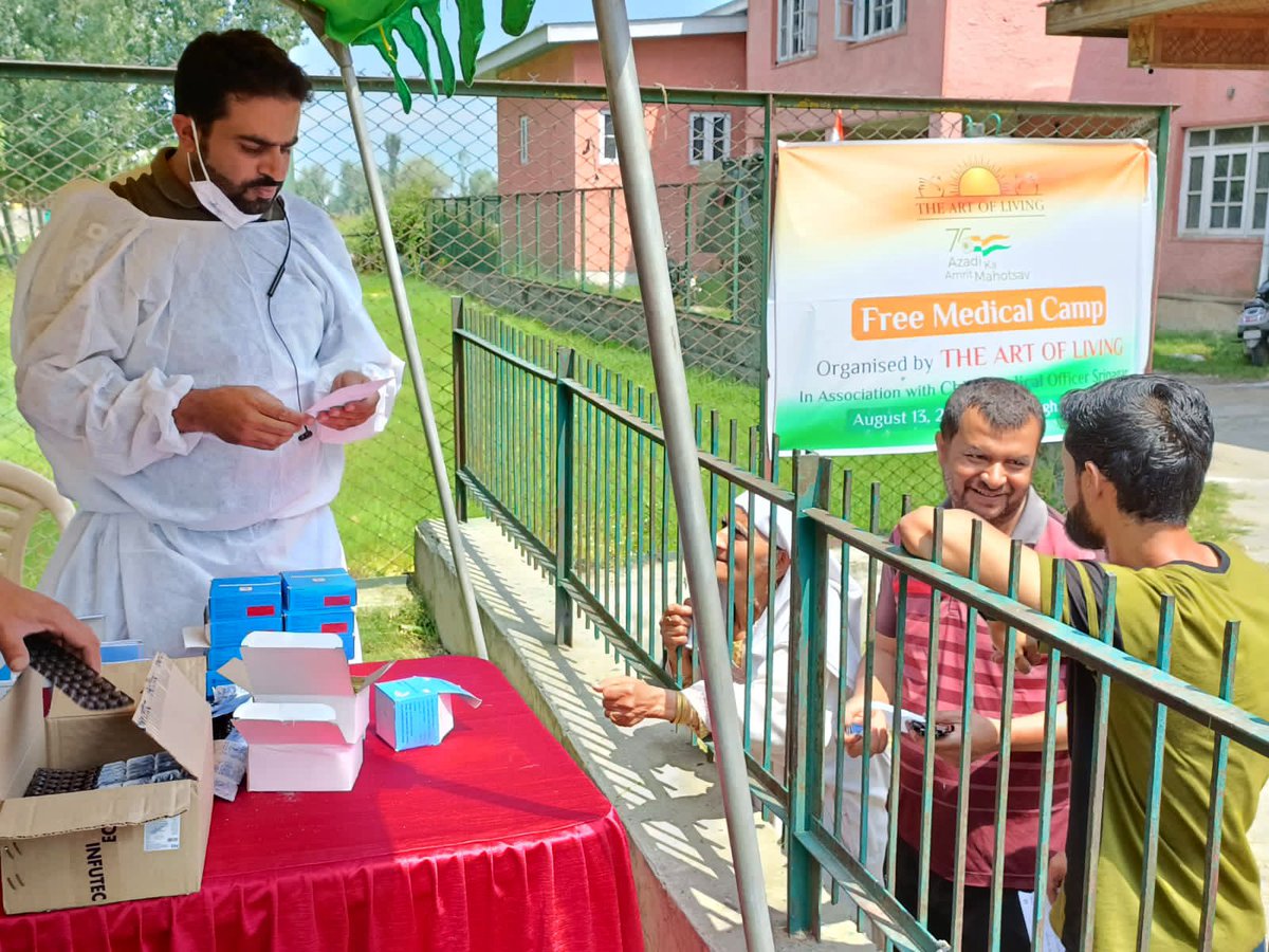 Gurudev's tweet photo. On the occasion of #AzadiKaAmritMahotsav, @ArtofLiving raised the Tricolor and held medical check-up camps in the heart of Srinagar, India. Thousands have benefited from these camps. https://t.co/lS3nf1Pt1q