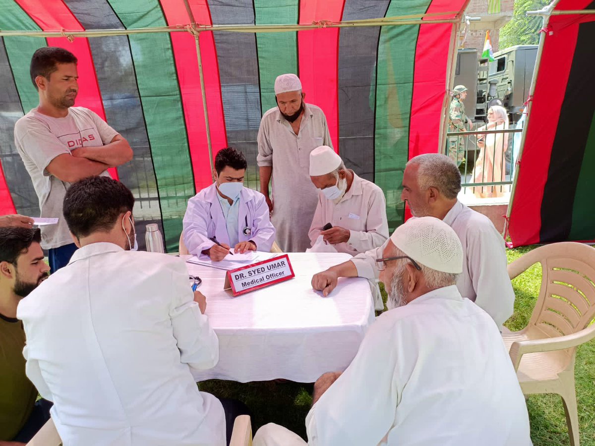 Gurudev's tweet photo. On the occasion of #AzadiKaAmritMahotsav, @ArtofLiving raised the Tricolor and held medical check-up camps in the heart of Srinagar, India. Thousands have benefited from these camps. https://t.co/lS3nf1Pt1q