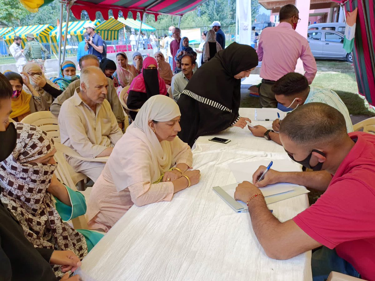 Gurudev's tweet photo. On the occasion of #AzadiKaAmritMahotsav, @ArtofLiving raised the Tricolor and held medical check-up camps in the heart of Srinagar, India. Thousands have benefited from these camps. https://t.co/lS3nf1Pt1q