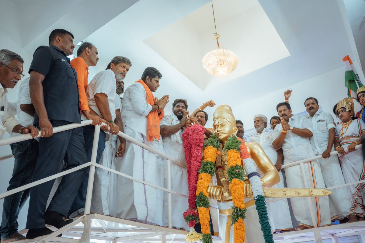 annamalai_k's tweet photo. சிவகங்கை மண், இந்திய நாடு முழுவதையும் கோபத்தால் சிவக்க வைத்து விடுமோ என்ற அச்சத்தினால்,  வீரமிக்க மருது பாண்டி சகோதரர்களைத் திருப்பத்தூரில் நயவஞ்சகமாகத் தூக்கிலிட்ட நினைவிடத்திலிருந்து மருது சகோதரர்கள் மணி மண்டபம் வரை, மக்கள் சக்தியுடன் இணைந்து... (1/3) #TirangaYatra https://t.co/69yXbs1aag