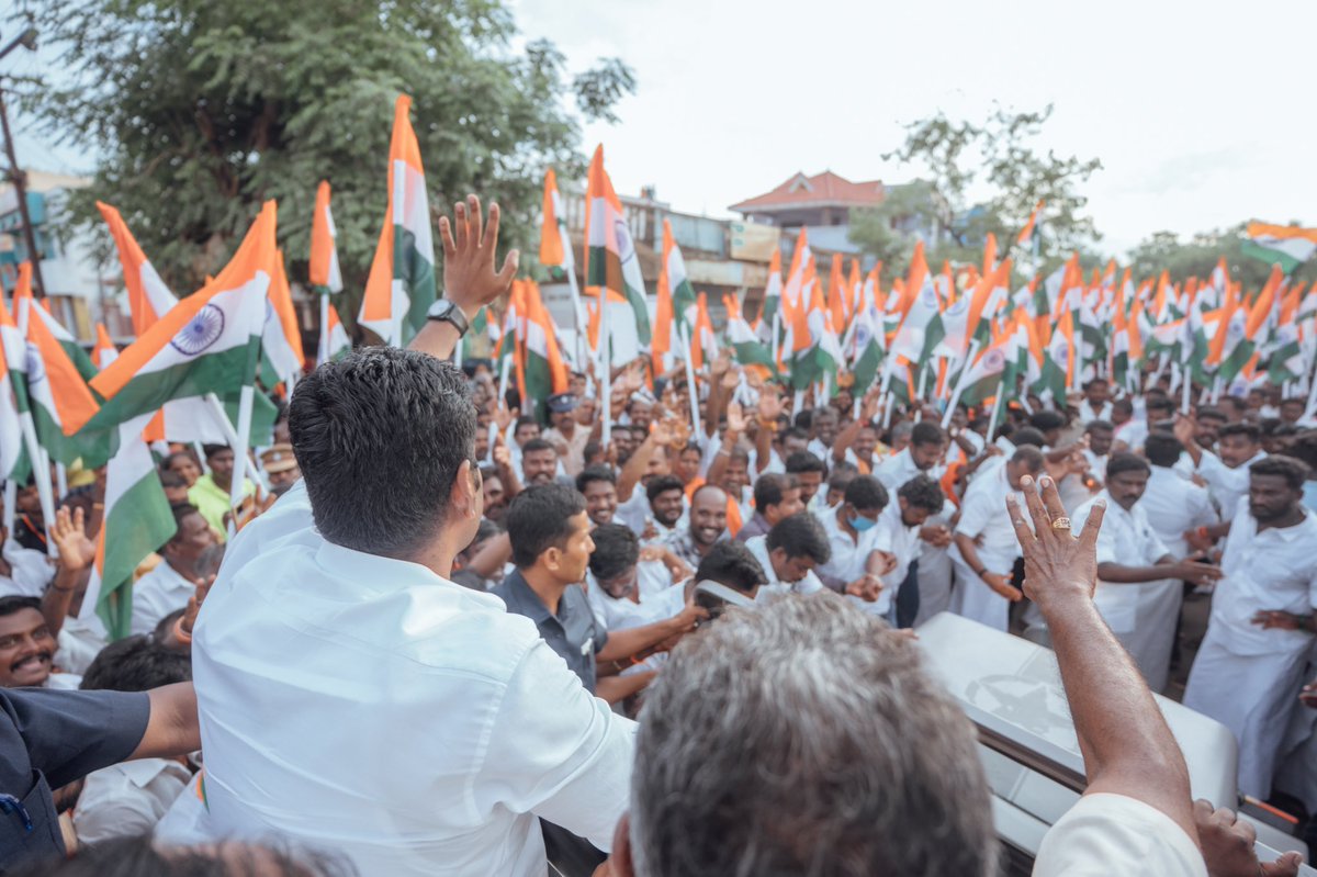 annamalai_k's tweet photo. சிவகங்கை மண், இந்திய நாடு முழுவதையும் கோபத்தால் சிவக்க வைத்து விடுமோ என்ற அச்சத்தினால்,  வீரமிக்க மருது பாண்டி சகோதரர்களைத் திருப்பத்தூரில் நயவஞ்சகமாகத் தூக்கிலிட்ட நினைவிடத்திலிருந்து மருது சகோதரர்கள் மணி மண்டபம் வரை, மக்கள் சக்தியுடன் இணைந்து... (1/3) #TirangaYatra https://t.co/69yXbs1aag