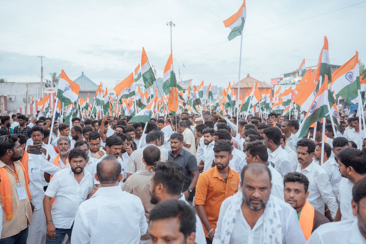 annamalai_k's tweet photo. சிவகங்கை மண், இந்திய நாடு முழுவதையும் கோபத்தால் சிவக்க வைத்து விடுமோ என்ற அச்சத்தினால்,  வீரமிக்க மருது பாண்டி சகோதரர்களைத் திருப்பத்தூரில் நயவஞ்சகமாகத் தூக்கிலிட்ட நினைவிடத்திலிருந்து மருது சகோதரர்கள் மணி மண்டபம் வரை, மக்கள் சக்தியுடன் இணைந்து... (1/3) #TirangaYatra https://t.co/69yXbs1aag