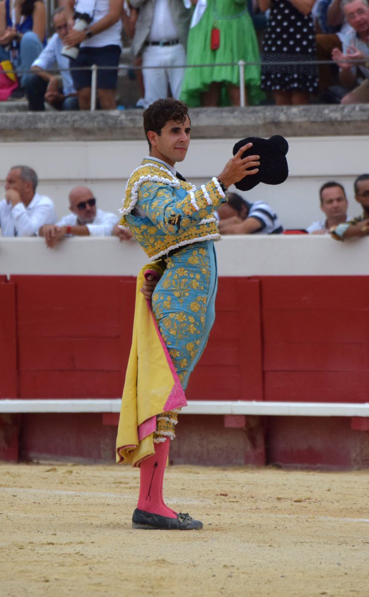 InfoCOlsina's tweet photo. 👏👏 Ovación con saludos en su primer toro

👉 Olsina realizó una faena interesante en redondo aunque poco a poco fue a menos. El toro de Margé noble pero sin duración 

📸 @LaureCrespy 

#OlsinaPresenteyFuturo https://t.co/b8yJ9aSTQO