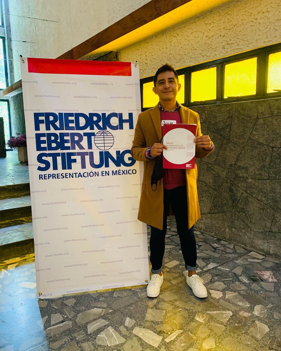 jagarciapalermo's tweet photo. Orgulloso de representar al #SUTCIESAS en la #EscueladeLiderazgoSindical de la Fundación Friedrich Ebert - México. 
Hoy toca ponencia con el Dr. #AlejandroEncinas sobre la transición hacia la democracia laboral y sindical mediante el #convenio23 del #TMEC. https://t.co/BWdXe0cFJm