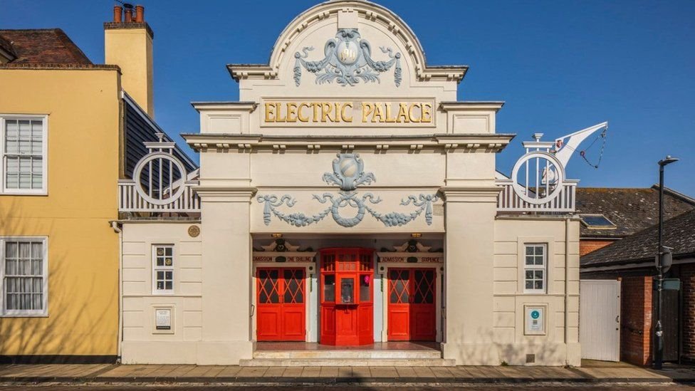 ephastraining's tweet photo. A great day delivering an Emergency First Aid course for the fantastic volunteers of @HarwichEP 
If anybody is looking for a meeting venue, check out 
@DewsburyRooms , Dovercourt. Brilliant venue perfectly placed next to Dovercourt Station.
#First Aid #harwich #safety #training https://t.co/vPpGni1sKo