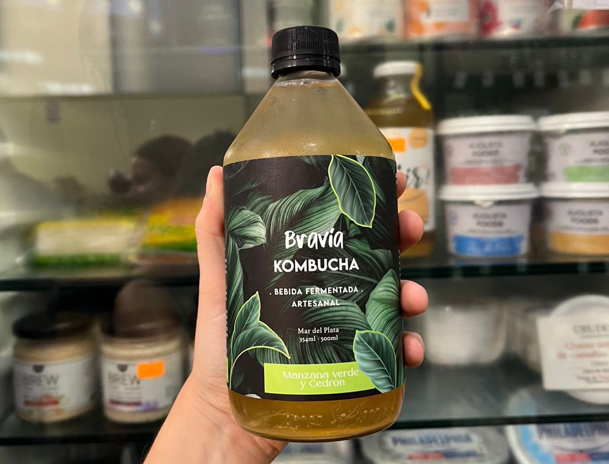 TiempoDSabores's tweet photo. Sabias que la Kombucha tiene un montón de propiedades? 

Es una bebida fermentada artesanal a base de té, 100% natural, orgánica, vegana y la más deliciosa.🌿  ¡Visitá nuestro mercado orgánico y llevate tu #Kombucha! 

#BraviaKombucha #BebidaFermentada #Artesanal #MercadoOrganico https://t.co/oywgqIj05j