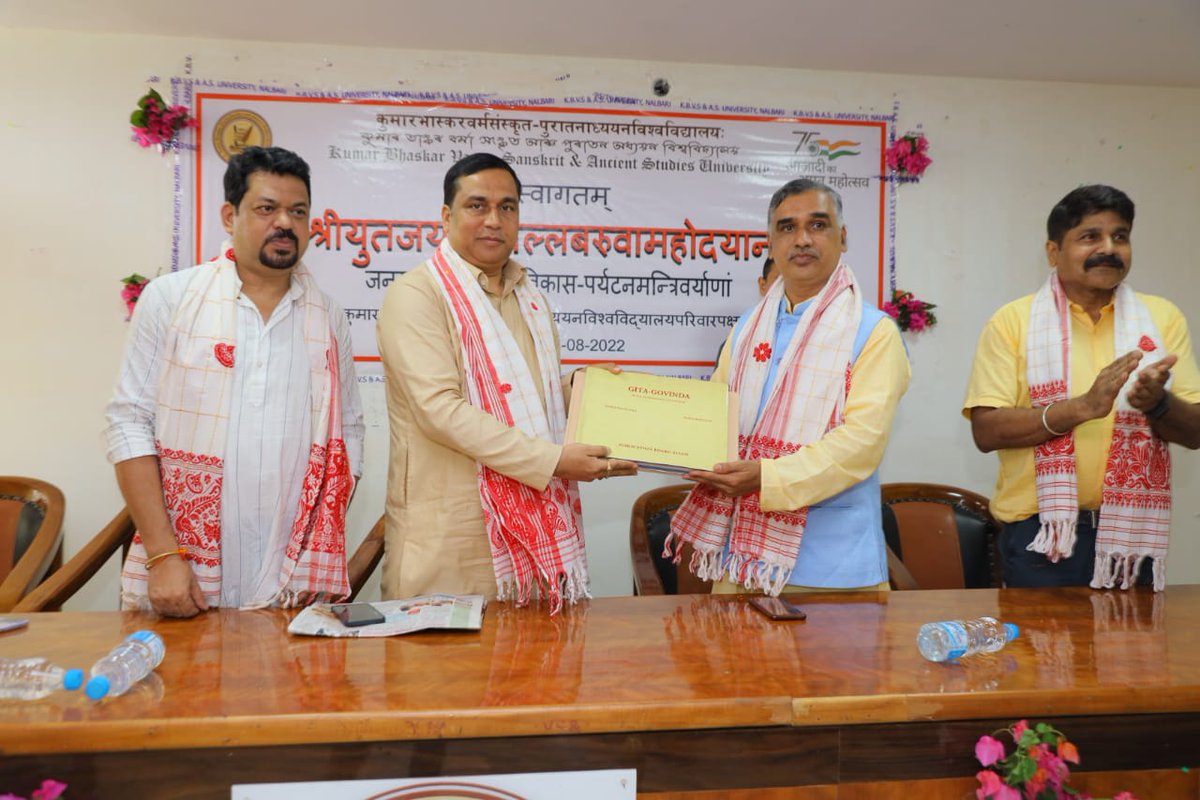 KumarSanskrit's tweet photo. Univ fraternity felicitated hon'ble cabinet minstr Sri @jayanta_malla for his immense servc and supprt frm the vry estblsmnt of the Univ &amp; also donating 1K books for the Univ Library. Hon'ble VC Prof @prahladjoshi71 exprsd thankfulness to hon'ble minstr for his selfless contrbtn. https://t.co/6RtJScxSMd