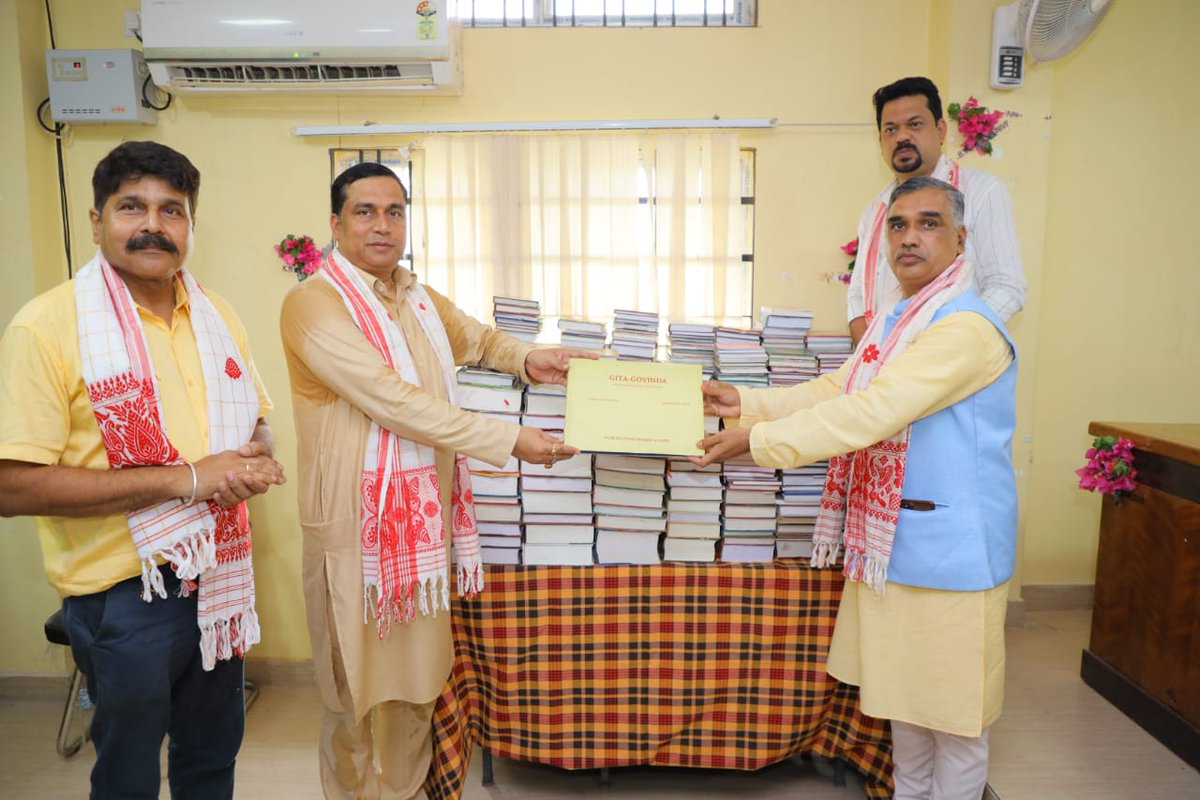 KumarSanskrit's tweet photo. Univ fraternity felicitated hon'ble cabinet minstr Sri @jayanta_malla for his immense servc and supprt frm the vry estblsmnt of the Univ &amp; also donating 1K books for the Univ Library. Hon'ble VC Prof @prahladjoshi71 exprsd thankfulness to hon'ble minstr for his selfless contrbtn. https://t.co/6RtJScxSMd