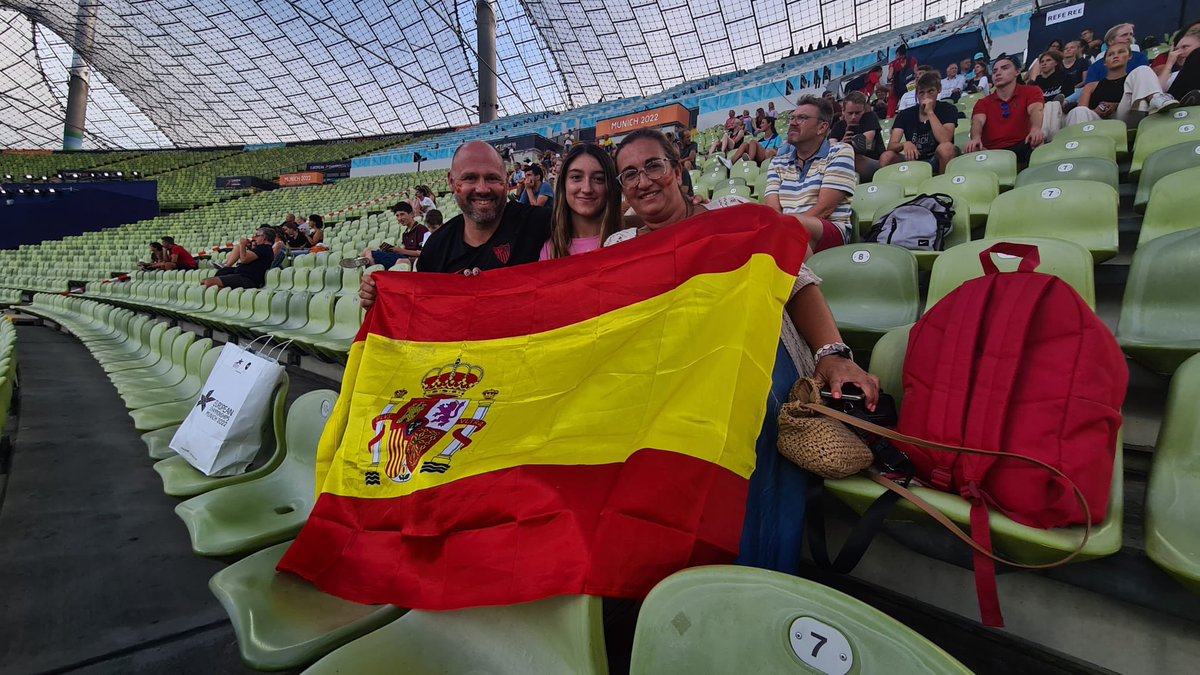 atletismoRFEA's tweet photo. Nuestros sub20, arropaditos en el encuentro previo a los @Euro_Champs 

📸 Desde los los padres de Álvaro Rodríguez con la 🇪🇸, hasta varios internacionales en la grada 🙌🏼

#EspañaAtletismo #PasiónPorCompetir https://t.co/pzPfbCB5Mc