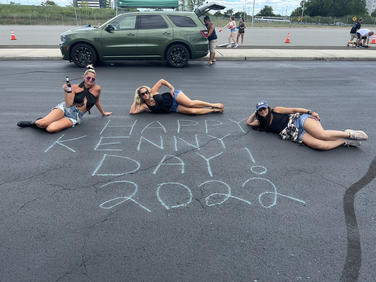 atTheTrack7's tweet photo. It’s Kenny Day! @kennychesney #KennyDay https://t.co/j448mozXfZ