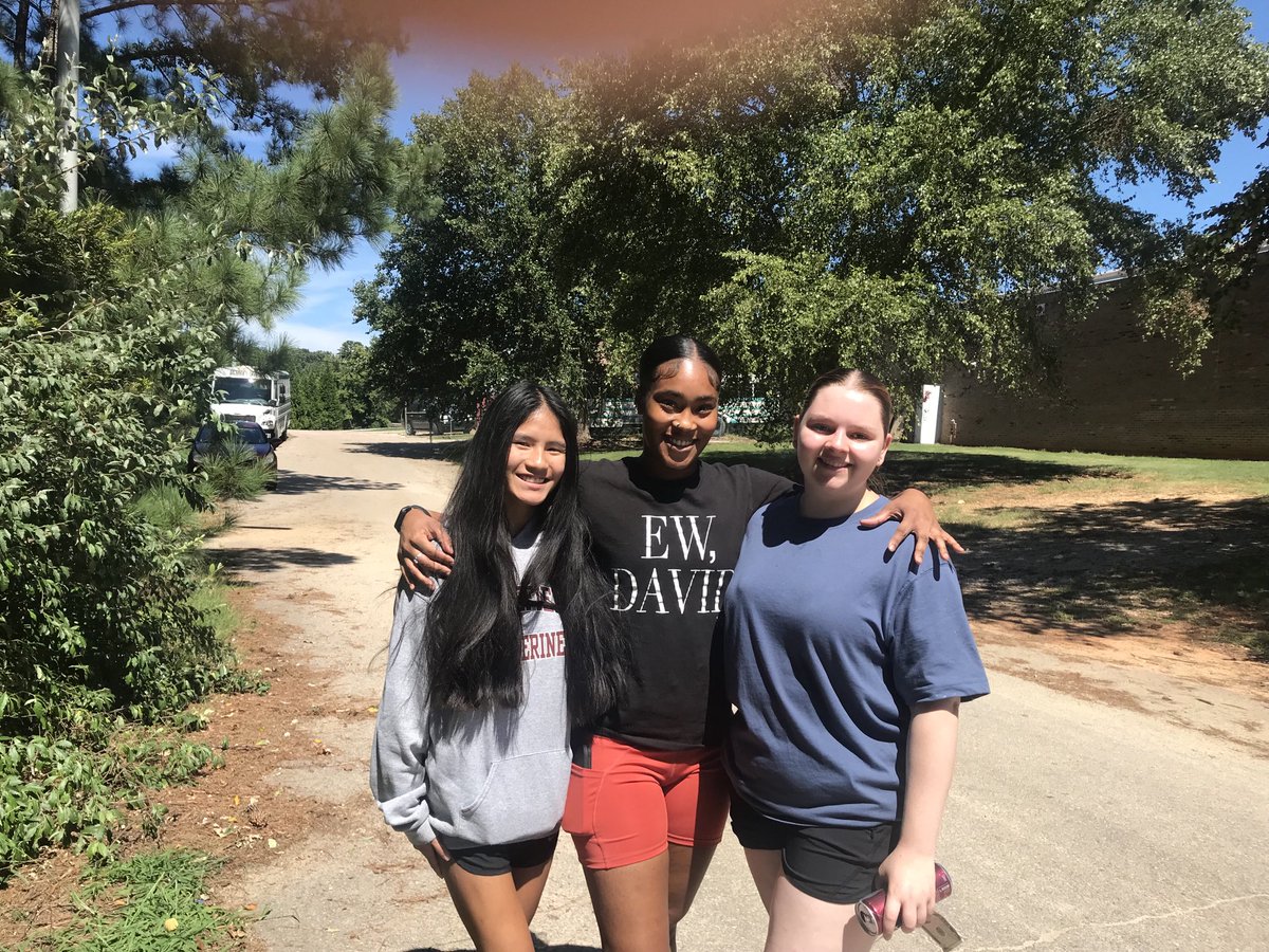 Roxie4Wake's tweet photo. Students and a hard working mom of a new freshman to Wakefield HS are on campus to show their support. ⁦@WakefieldHS⁩ https://t.co/lg9hVHS4kv