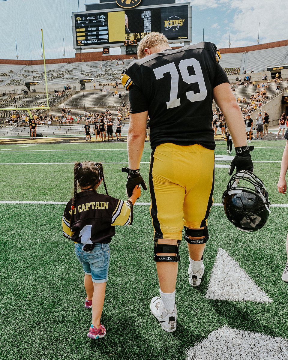 HawkeyeFootball's tweet photo. Swarming with our Kid Captains 💛

#Hawkeyes https://t.co/USOvsiUP3A