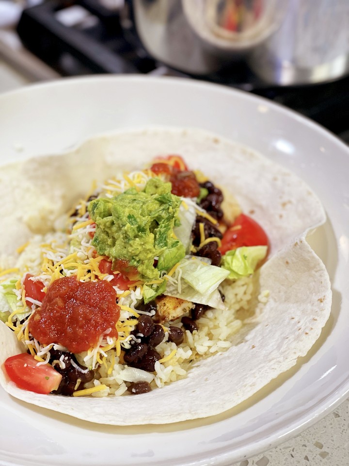 ChefBryan's tweet photo. These easy to make burrito bowls are so good! I like to use my cilantro lime rice to make these bowls. You can use any kind of protein you choose to customize them to your own tastes.
.
.
Recipe Link: https://t.co/TcFPLkRTRn
.
#chefbryan #cookingwithchefbryan #chickenburritobowl https://t.co/uLIi3ClfKp