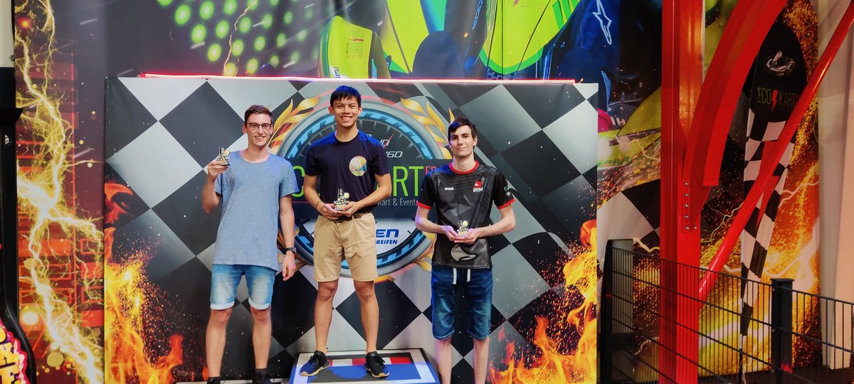 #racing 💨

🥇 <a href="/gluecksbirne/">Phúc Lê</a>
🥈 <a href="/NicoHof03/">Nico Hoffmann</a>
🥉 <a href="/leniovias/">Leniovias</a>

Beim 1. Offiziellen Großen Preis der Uniliga holt sich Orgamitglied GluecksBirne den Sieg vor 2nd Div Meister DTroyer und unserem Regie Veteran Pascal 🤝

Wir sind alle mega fertig, aber es war richtig geil!