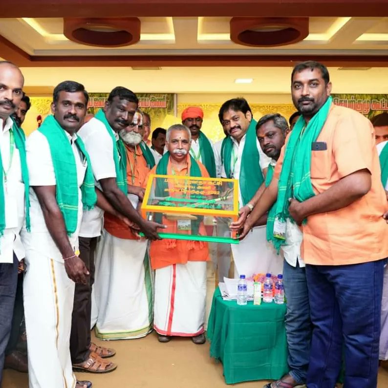 GKNagarajBJP's tweet photo. திருச்சியில் நடைபெற்ற பாஜக விவசாய அணியின் மாநில செயற்குழு கூட்டம்    நடைபெற்றது.  முதல் நிகழ்ச்சியாக மாநில அமைப்பு பொதுச் செயலாளர் திரு.கேசவ வினாயகம் ஜி அவர்கள் மரக்கன்றுகள் வழங்கும் நிகழ்வை த��வக்கி வைத்தார். விவசாய அணி சார்பில் அவருக்கு நினைவு பரிசாக ஏர்கலப்பை வழங்கப்பட்டது. https://t.co/HuEJnxAUjl
