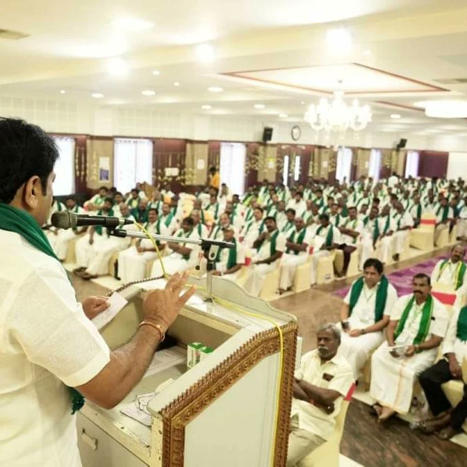 GKNagarajBJP's tweet photo. திருச்சியில் நடைபெற்ற பாஜக விவசாய அணியின் மாநில செயற்குழு கூட்டம்    நடைபெற்றது.  முதல் நிகழ்ச்சியாக மாநில அமைப்பு பொதுச் செயலாளர் திரு.கேசவ வினாயகம் ஜி அவர்கள் மரக்கன்றுகள் வழங்கும் நிகழ்வை த��வக்கி வைத்தார். விவசாய அணி சார்பில் அவருக்கு நினைவு பரிசாக ஏர்கலப்பை வழங்கப்பட்டது. https://t.co/HuEJnxAUjl