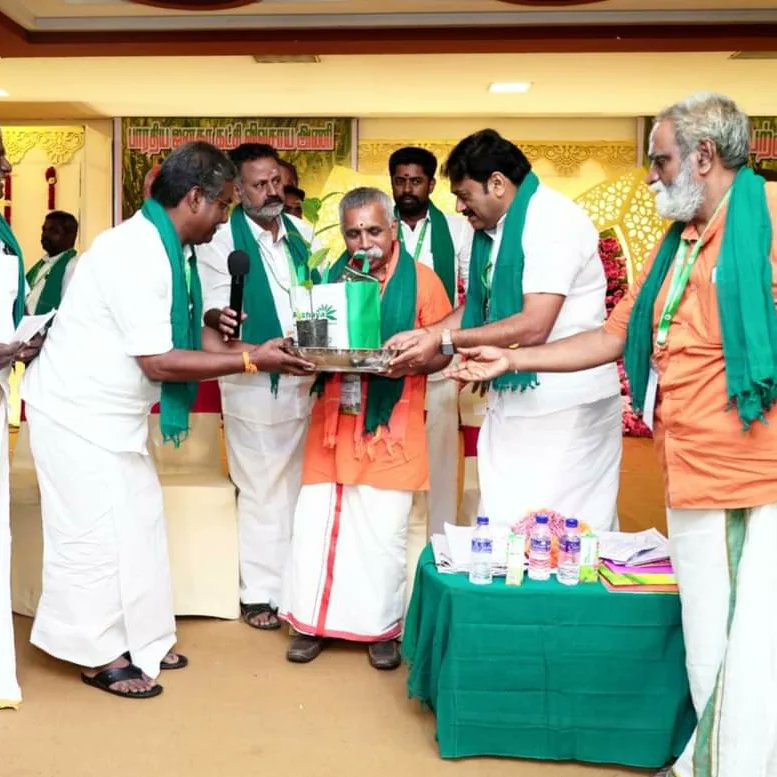 GKNagarajBJP's tweet photo. திருச்சியில் நடைபெற்ற பாஜக விவசாய அணியின் மாநில செயற்குழு கூட்டம்    நடைபெற்றது.  முதல் நிகழ்ச்சியாக மாநில அமைப்பு பொதுச் செயலாளர் திரு.கேசவ வினாயகம் ஜி அவர்கள் மரக்கன்றுகள் வழங்கும் நிகழ்வை த��வக்கி வைத்தார். விவசாய அணி சார்பில் அவருக்கு நினைவு பரிசாக ஏர்கலப்பை வழங்கப்பட்டது. https://t.co/HuEJnxAUjl