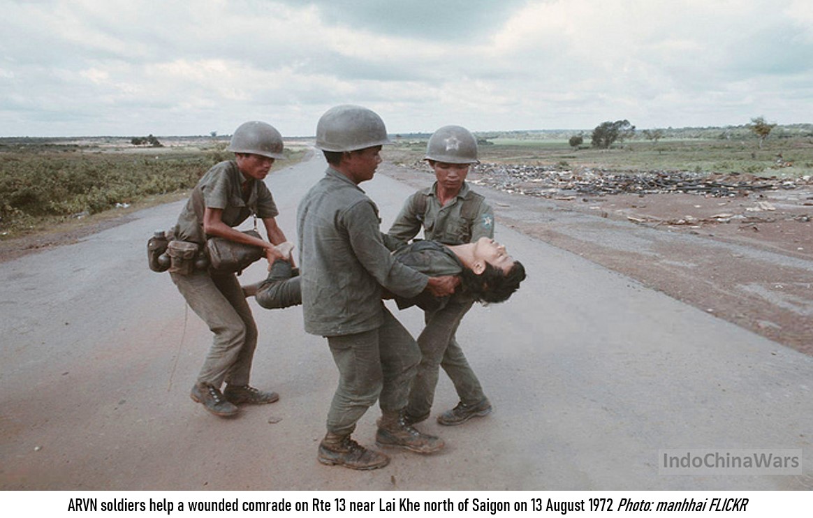 WarsIndo's tweet photo. ARVN soldiers help a wounded comrade on Rte 13 near Lai Khe north of Saigon on 13 August 1972 #VietnamWar #EasterOffensive https://t.co/k1bXANYVgZ