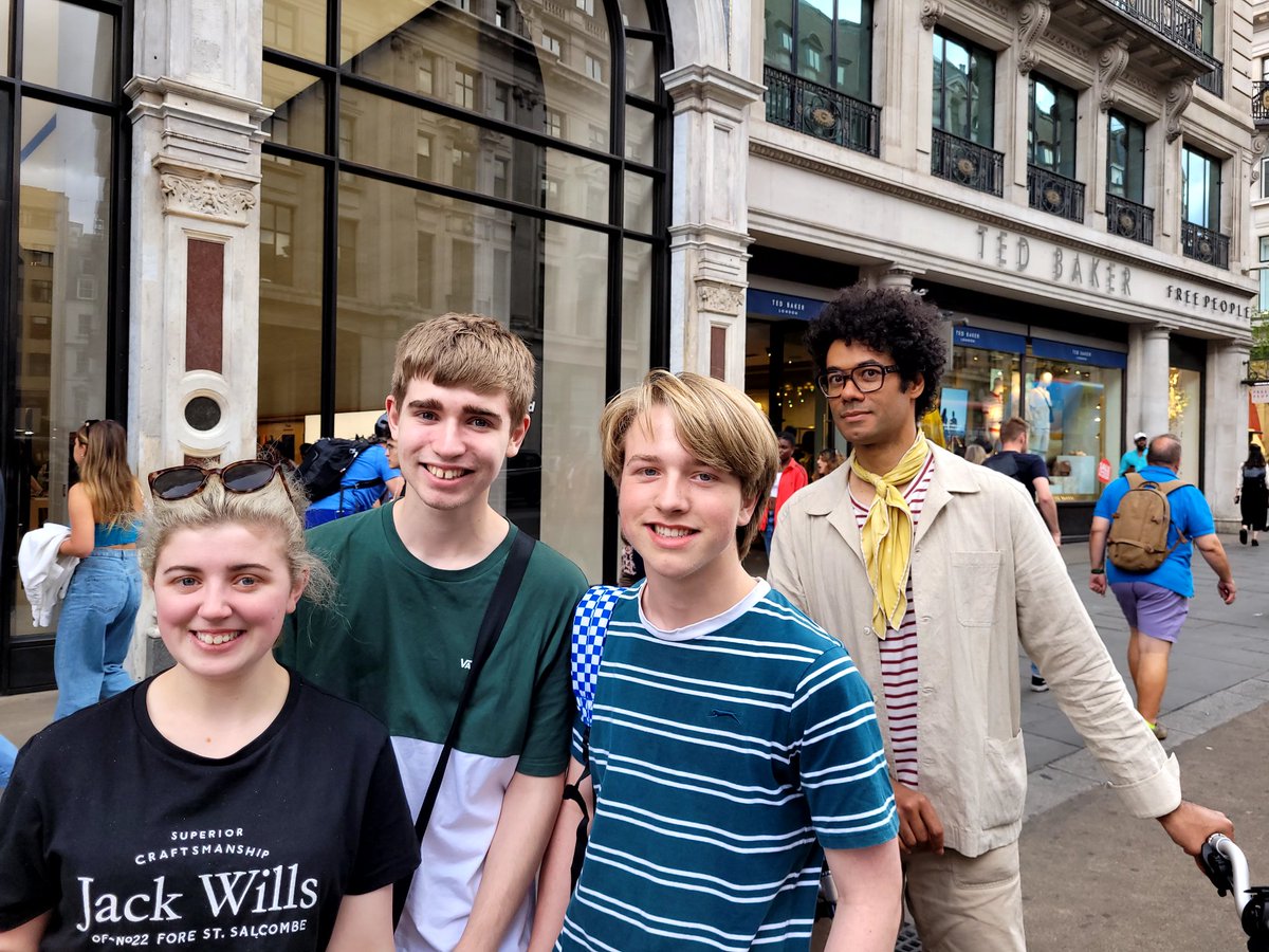 pollockaj's tweet photo. Just leaving the Apple Store on Regent Street last week and bumped into the fantastic @RichardAyoade. THANK YOU for letting our kids get a pic. #totalhero #itcrowd https://t.co/1K9QnG9FHS