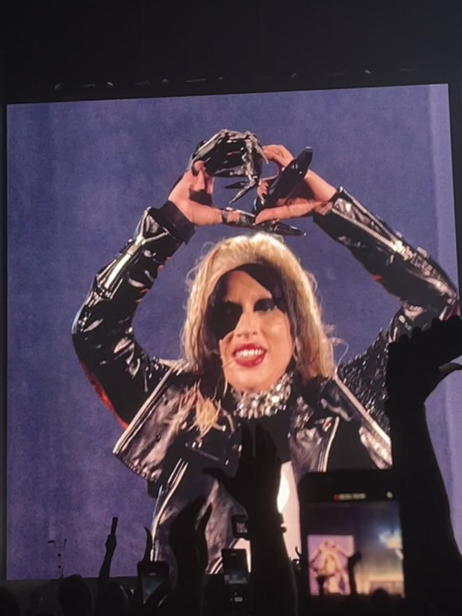 swiftsenigma_'s tweet photo. i can’t believe it has already been a week since #ChromaticaBallToronto. i’d give anything to be back here. thank you @ladygaga i miss you so much 😭💗⚔️ https://t.co/5OIQUDfuJM