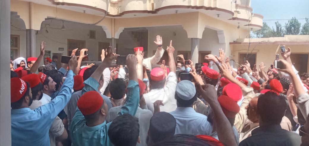 NisarPakhtoonY5's tweet photo. الیکشن کمیشن چارسدہ کیی ایمل ولی خان دہ این اے 24 دہ پارہ داخلہ کوی 
#Vote4Laltain https://t.co/9qN1SPYRZy