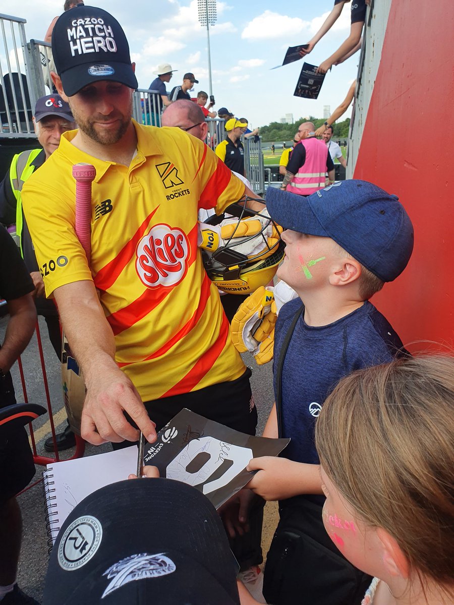 charliegfoster's tweet photo. Great day @thehundred what a knock from @dmalan29 for 98. So decent to then spend time inspiring the kids at the end of the game. Thank you. 👏🏏🏏 https://t.co/ZuG0yam75y