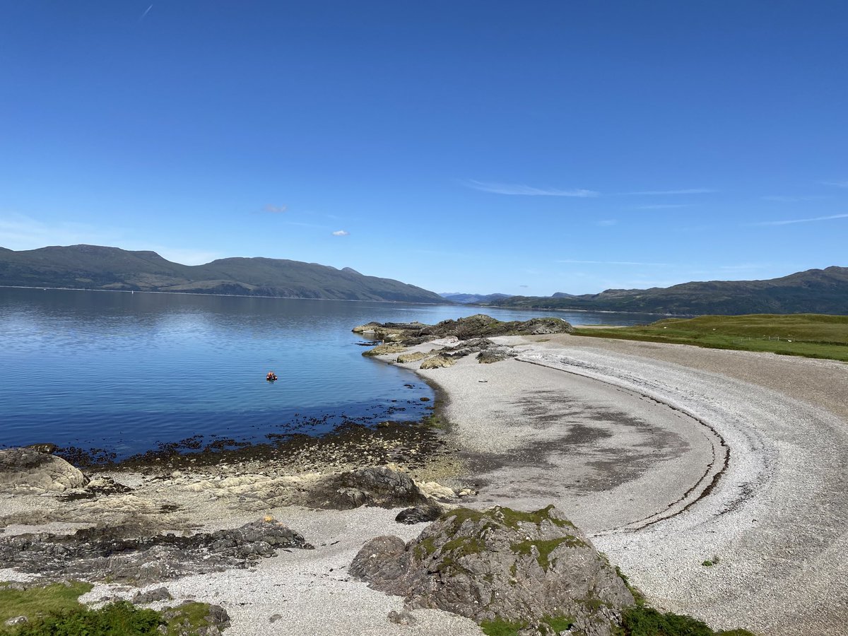 Beach on the West side of the Knoydart peninsula opposite Skye this afternoon. Hell it was. Hell I tell you. 🏴󠁧󠁢󠁳󠁣󠁴󠁿🦮. Doggie heaven though.