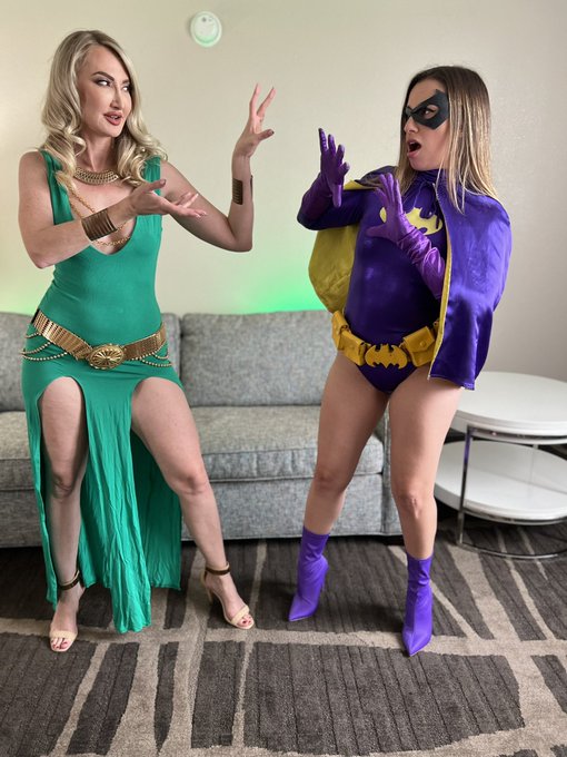 I got to film some magic with @KendraJamesxox during the con! Keep an eye out for this hot #SuperHeroine<a class="tags" href="/tag/kendrajamesxox">@kendrajamesxox</a><a href="/tag/superheroine"class="tags"><span>#superheroine</span></a><a href="/tag/magiccontrol"class="tags"><span>#magiccontrol</span></a><a href="/tag/fetishcon"class="tags"><span>#fetishcon</span></a>