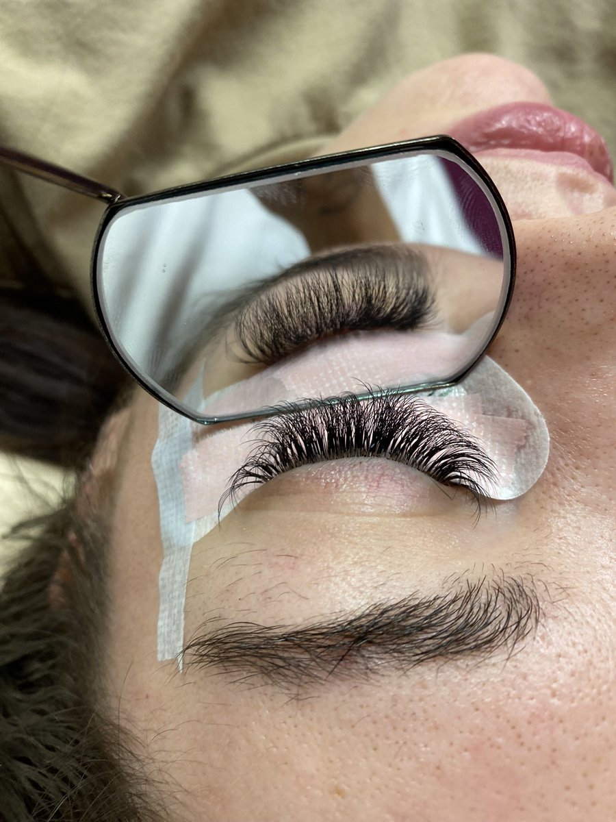 Devenn16's tweet photo. just poppin up on the TL again in case the girlies need a lash tech🥹🤍 https://t.co/XGtgnzqsqN