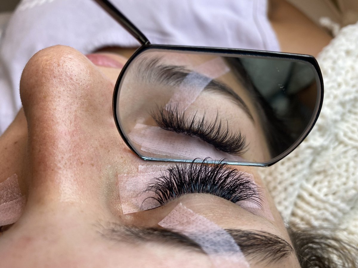 Devenn16's tweet photo. just poppin up on the TL again in case the girlies need a lash tech🥹🤍 https://t.co/XGtgnzqsqN
