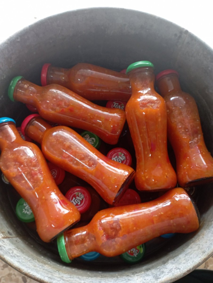 MiguelMadrugaV's tweet photo. En el pueblino seguimos haciendo las cosas tradicionales. Guardar para tener en invierno. Seguro que + barato que esto es ir a supermercado y comprarlo, pero los huevos fritos o arroz a la cubana no sabrían a na. Próximo episodio: conservas #pueblu #cultura #tradición https://t.co/kmVtJtDu2F