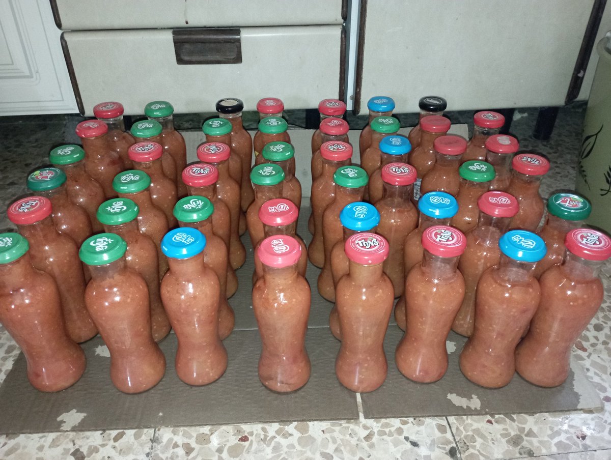 MiguelMadrugaV's tweet photo. En el pueblino seguimos haciendo las cosas tradicionales. Guardar para tener en invierno. Seguro que + barato que esto es ir a supermercado y comprarlo, pero los huevos fritos o arroz a la cubana no sabrían a na. Próximo episodio: conservas #pueblu #cultura #tradición https://t.co/kmVtJtDu2F