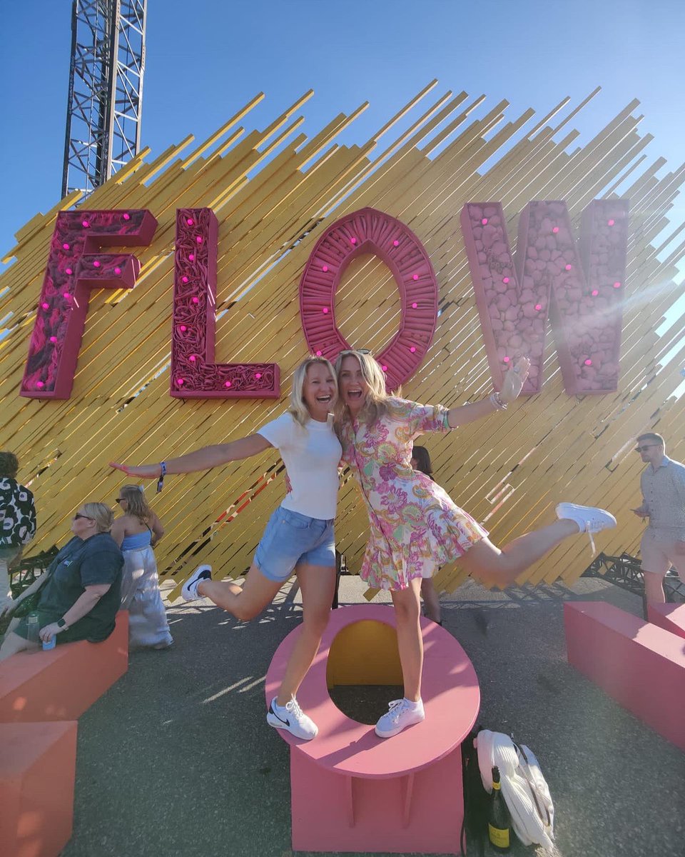 SSoitula's tweet photo. Huikee meno parin vuoden tauon jälkeen! Sigrid &amp; Burna Boy perjantain parhaat💯💯💯
 #flowfestival2022 https://t.co/U2Siwa9eGp