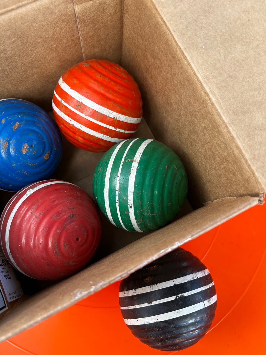 juliadakron's tweet photo. Got some free balls. #FleaMarket #freejunk https://t.co/7J628lqZLY