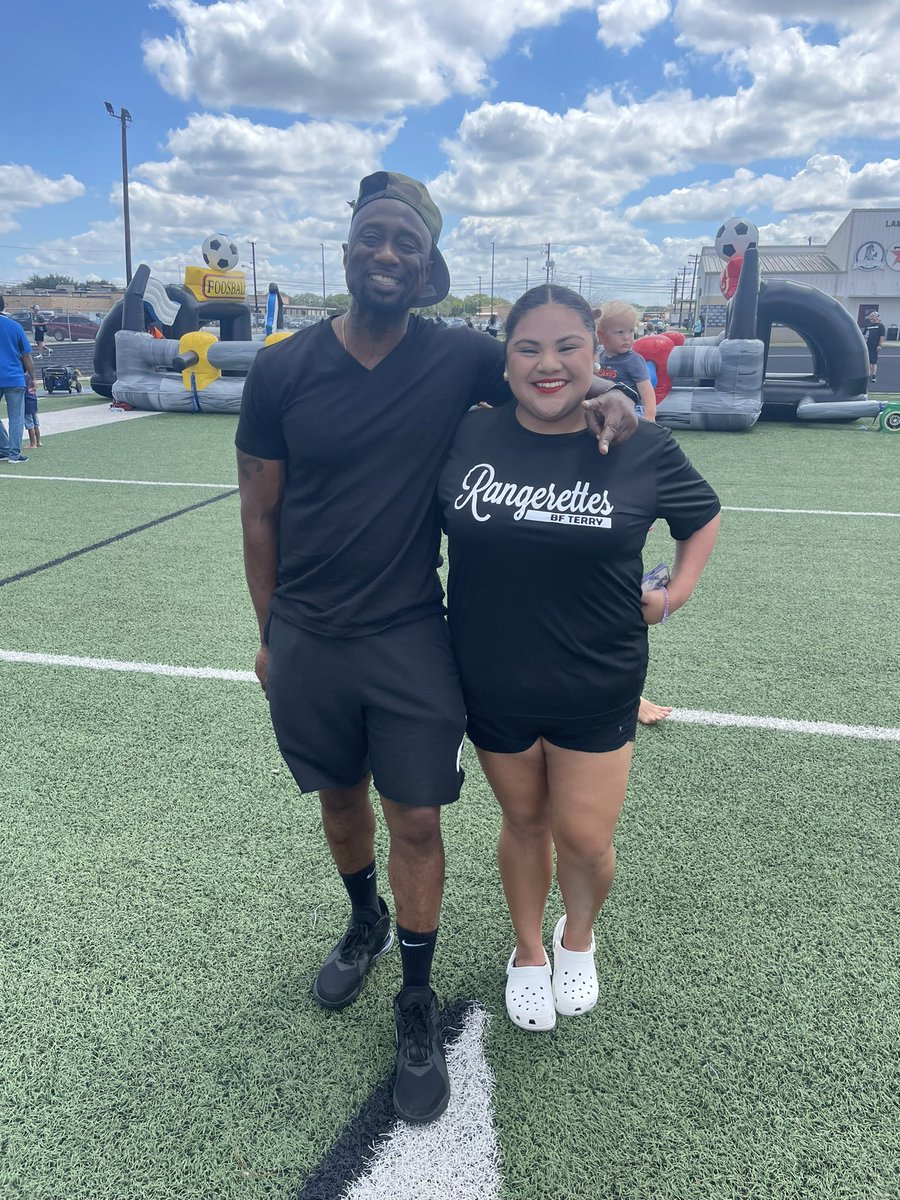 GRACIEANN14's tweet image. #Lcisdblockparty #Rangerettes #Terryhighschool #myfavrette @979TheBox