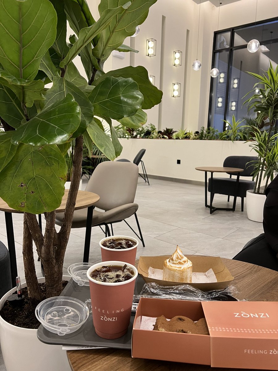 farfara444's tweet photo. توصية سريعة .. 🏃‍♀️

كوفي زونزي حي المنار .. ☕️🍰
7:00☀️1:00🌑

من أفضل كافيهات شرق الرياض القهوة عندهم ممتازة جربنا الايس دريب مضبوط الحلويات جيدة
المكان هو سر الجمال شرح و واسع و ديكور جميل و الجلسات داخلية و خارجية يستحق زيارة .. 👌😍
الموقع .. 📍
https://t.co/NQo8VIR6w1 https://t.co/dB0XjHl7tL