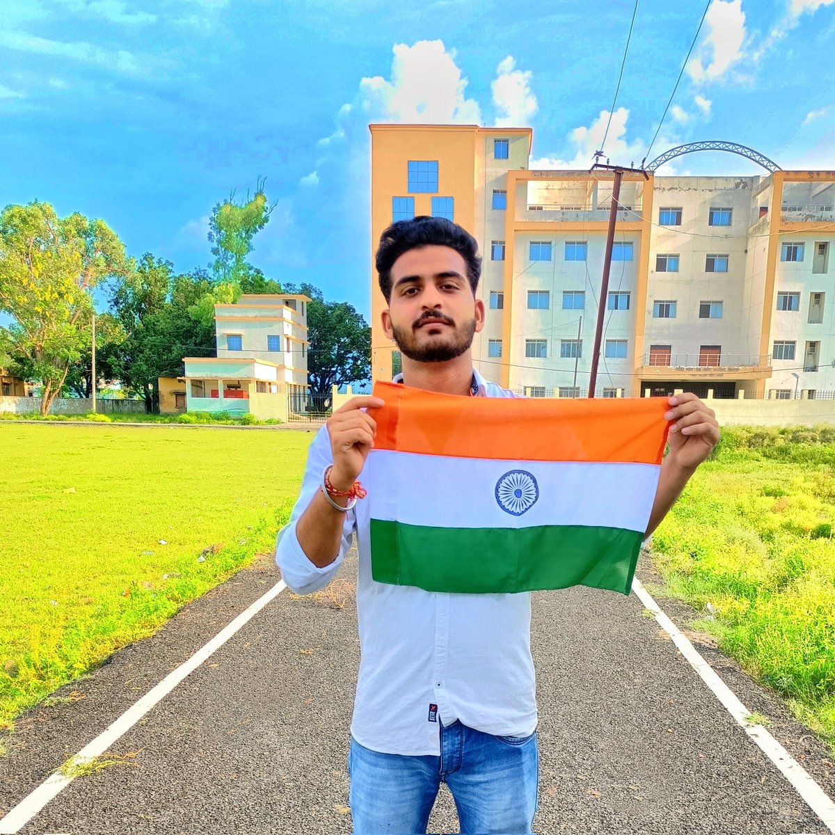sonujha942's tweet photo. घर घर तिरंगा हम सब का है अभिमान, 
भारत देश है हमारी शान ।
#NewProfilePic  #gharghartiranga🇮🇳 #AjadiKaAmritMahotsav #घर_घर_तिरंगा_अभियान #13August #15August2022 #HarGharTiranga @PMOIndia @narendramodi https://t.co/uIJ2DB0RYI