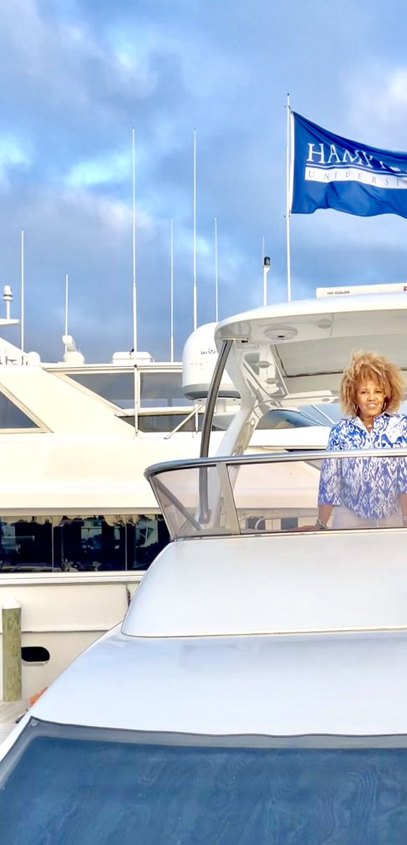 LDLJG19's tweet photo. Happy to profess-I’ve never encountered a Hamptonian I didn’t like! Owning a boat certainly doesn’t hurt either! 💙 #riladyrightathome #mvsummer22 https://t.co/0OhCei8T5C