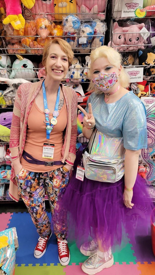 Cassie_Cons's tweet photo. Met the sweetest girl today at @fanexpoboston ! Stay AMAZING my friends! #magicalmj #bethemagic #fanexpoboston #toynk #fun #travel https://t.co/mFVHdaLHXz