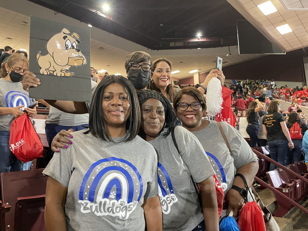 1EThompson's tweet photo. Sammons Staff are all smiles and ready to make a difference! @AldineISD #AldineConvocation2022 #AldineConnected https://t.co/NbzReTlJVJ